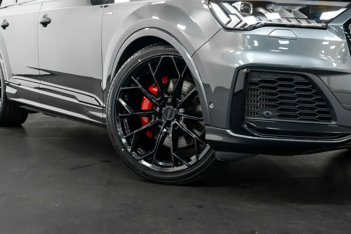 Używany Audi Q7 Black Edition 340 KM (250 kW) 2023 Szary SUV