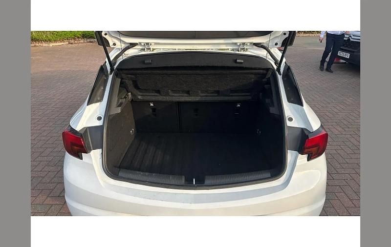 Used Vauxhall Astra SRi 150 HP (110 kW) 2019 White Hatchback