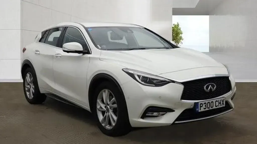Used Infiniti Q30 Premium 170 HP (125 kW) 2016 White Hatchback