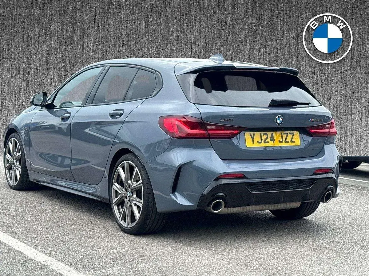 Begagnad BMW M135 Shadowline 302 HK (222 kW) 2024 Grå Halvkombi