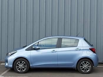 Used Toyota Yaris 99 HP (72 kW) 2015 Blue Hatchback
