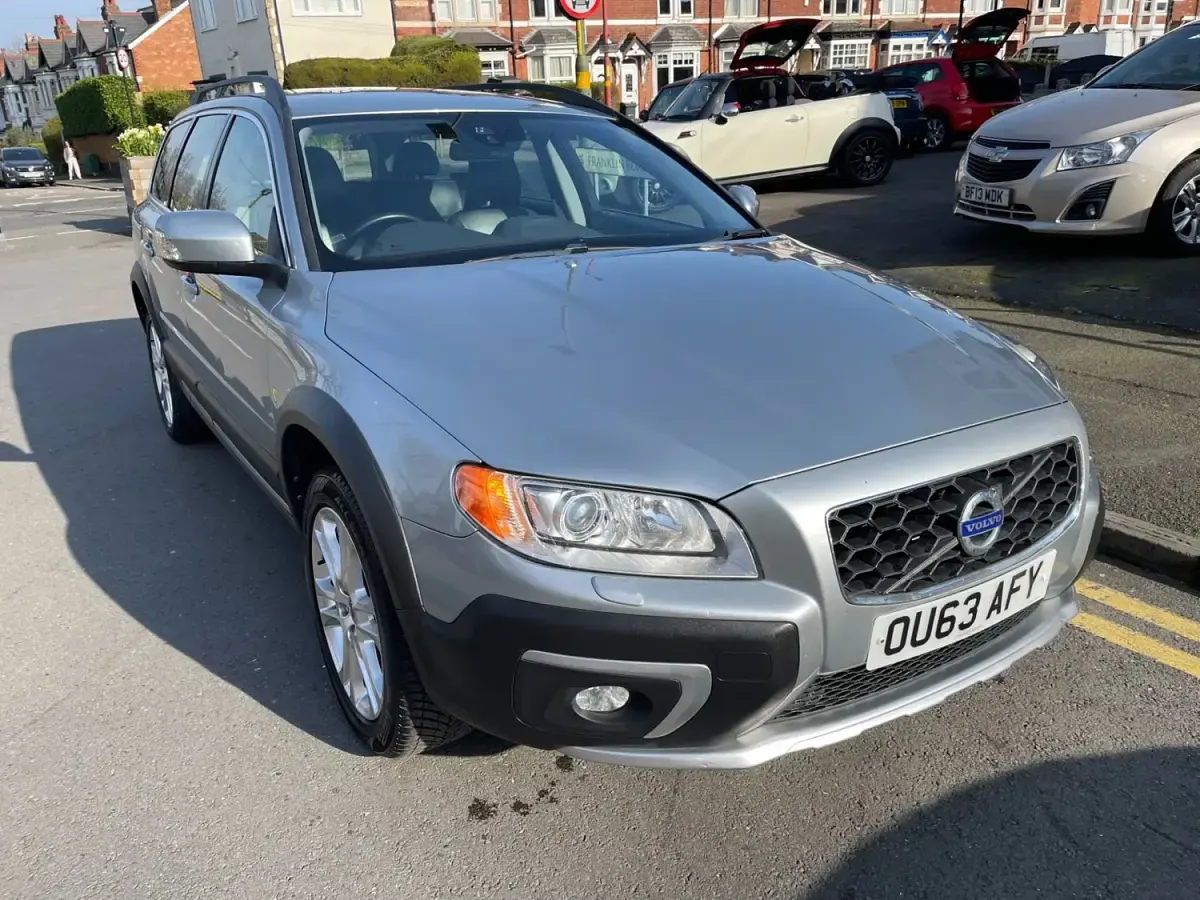 Usado Volvo XC70 SE Lux 215 CV (158 kW) 2013 Plateado Familiar