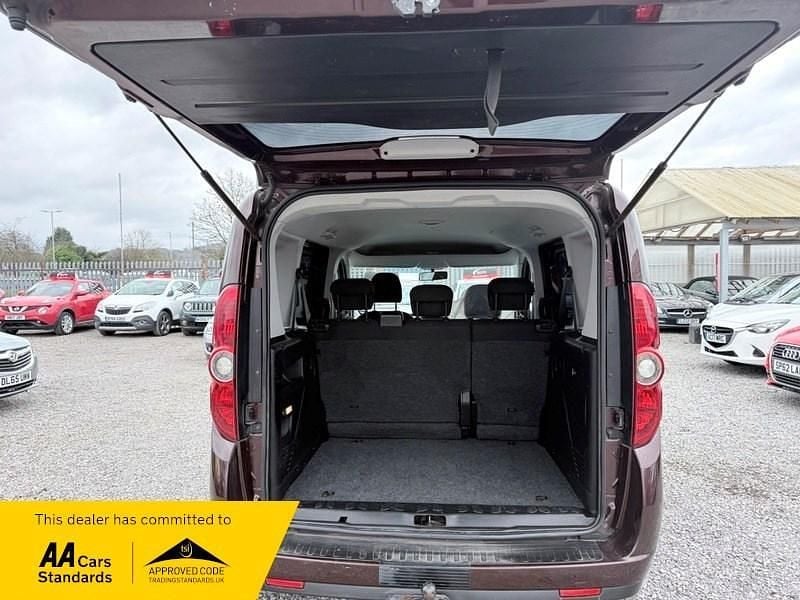 Red Used 2011 Fiat Doblò Dynamic MPV | £4,910 (Expensive) - Image 1/4