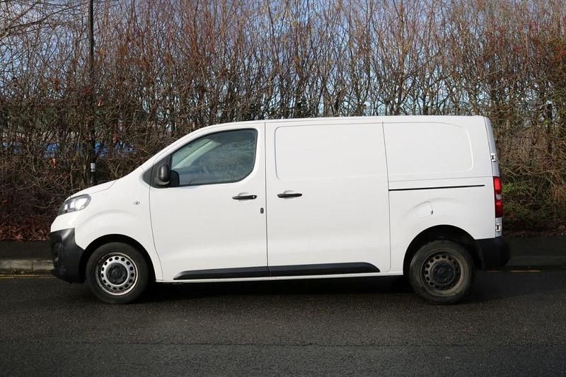 Used Vauxhall Vivaro 100 HP (73 kW) 2022 White MPV