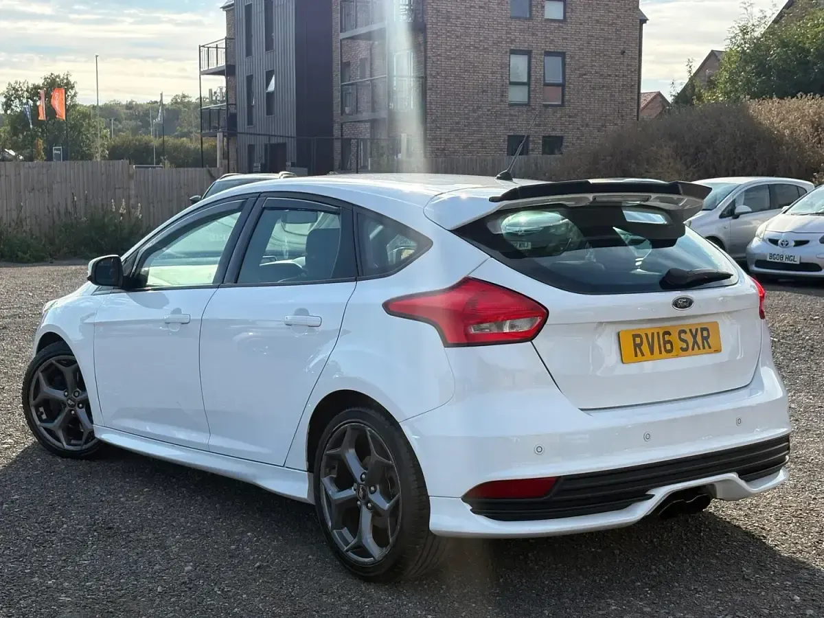 Used Ford Focus ST 185 HP (136 kW) 2016 White Hatchback