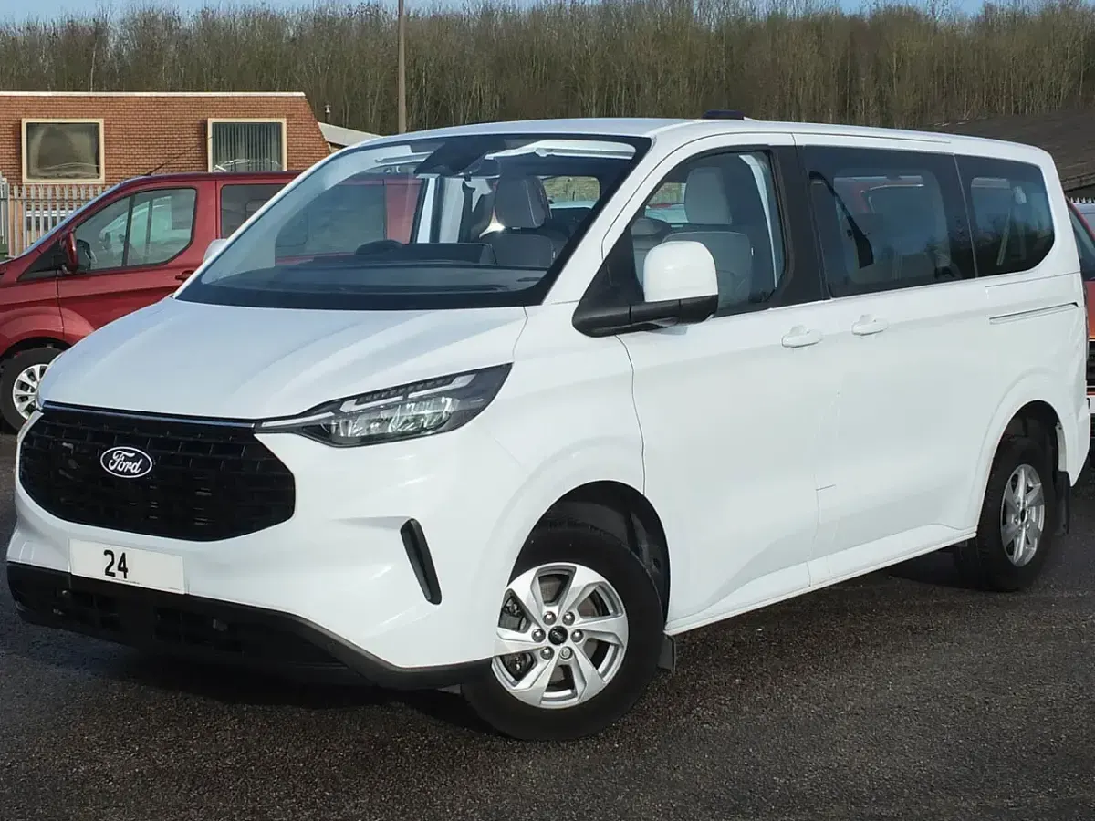 Used Ford Tourneo Custom Zetec 136 HP (100 kW) 2024 White Van