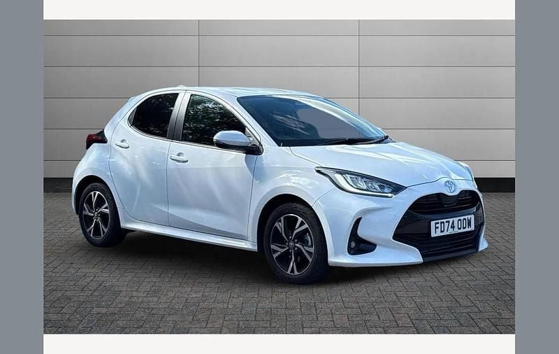 White Used 2025 Toyota Yaris Hybrid Design Hatchback | £20,350 (Fair price) - Image 1/3