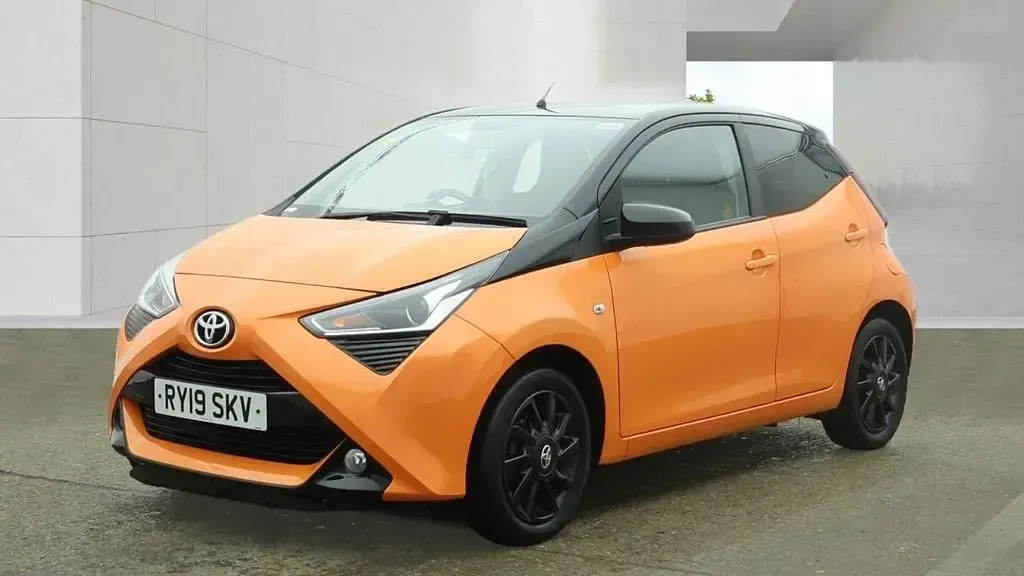 Used Toyota Aygo X-cite 72 HP (52 kW) 2019 Orange Hatchback