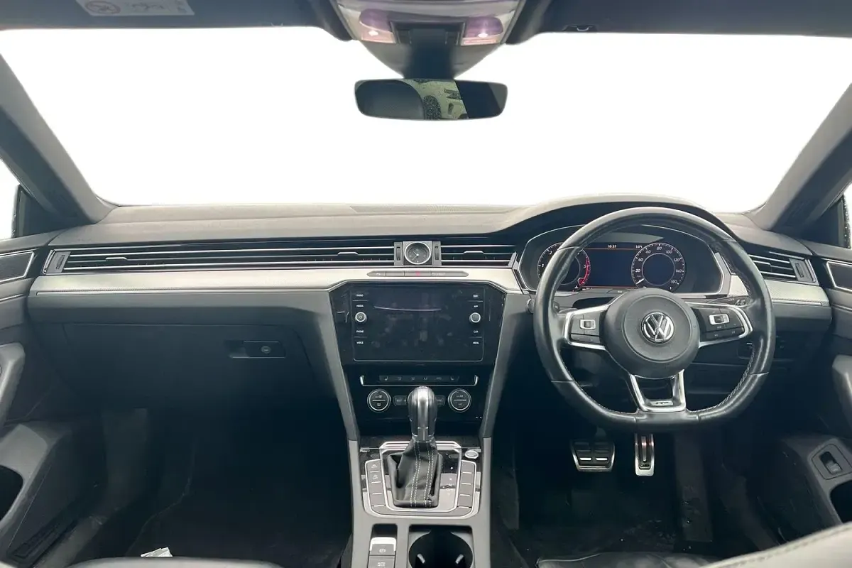 Used VW Arteon R-line 190 HP (139 kW) 2019 White Hatchback