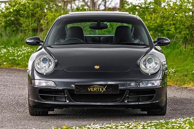 Begagnad Porsche 911 355 HK (261 kW) 2007 Grå Sportkupé