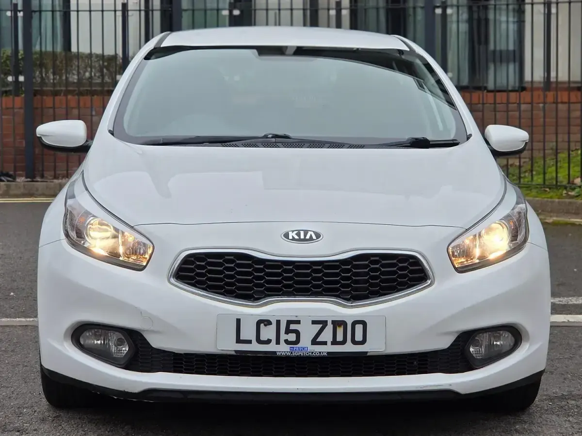 Used Kia Ceed 126 HP (92 kW) 2015 White Hatchback