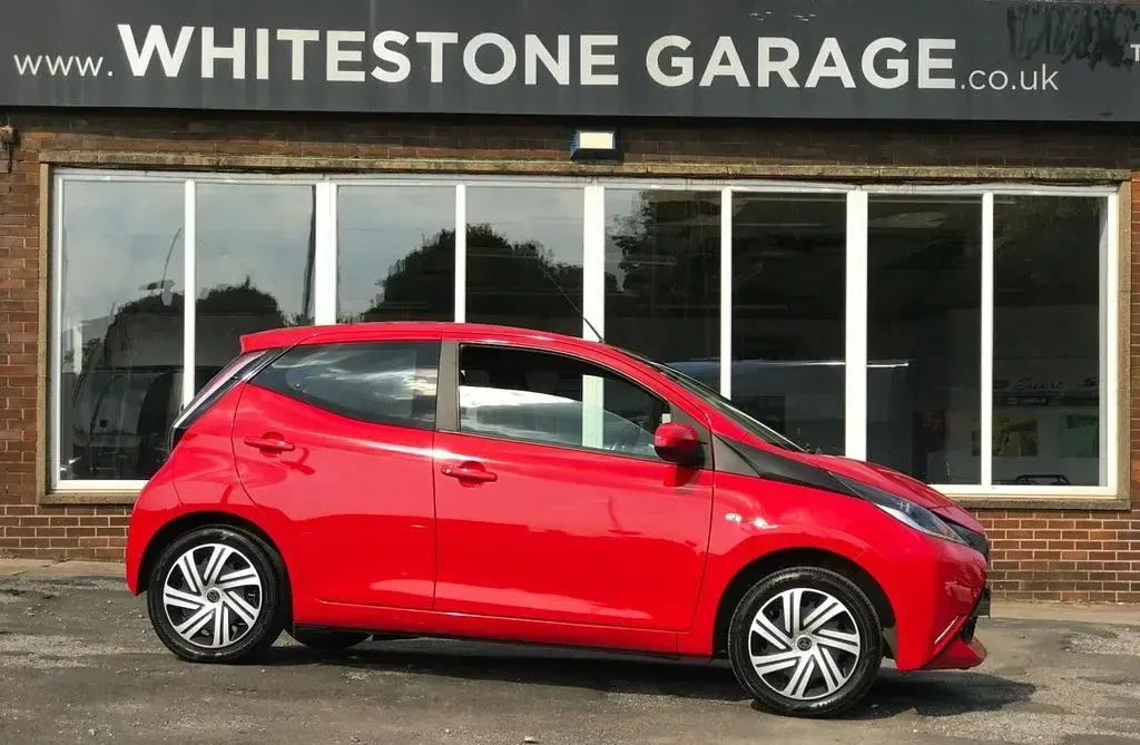 Used Toyota Aygo X-play 68 HP (50 kW) 2018 Red Hatchback