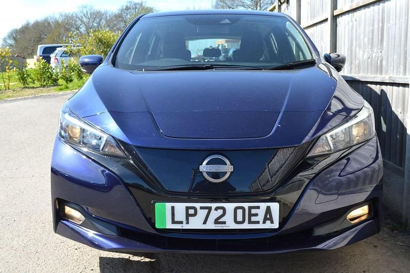 Begagnad Nissan Leaf Acenta 110 kW (150 HK) 2022 Blå Halvkombi
