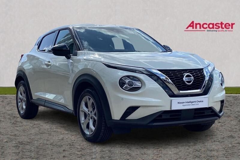 Pearl storm white Used 2022 Nissan Juke N-Connecta SUV | £15,475 (Fair price) - Image 1/4