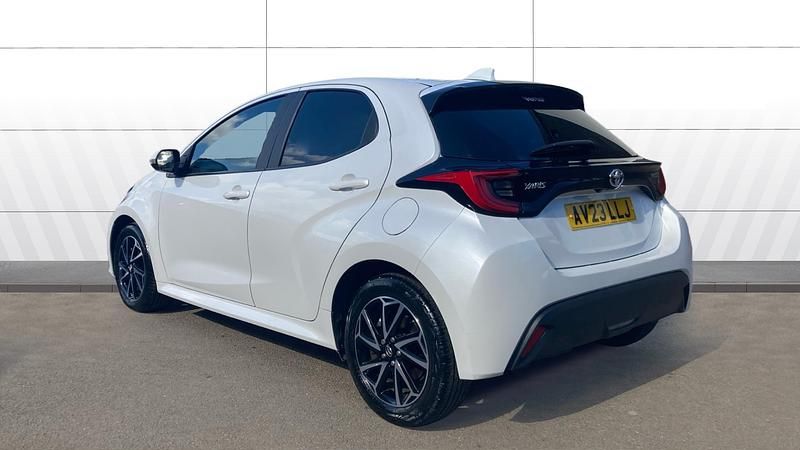 Used Toyota Yaris Hybrid Design 116 HP (85 kW) 2023 White Hatchback