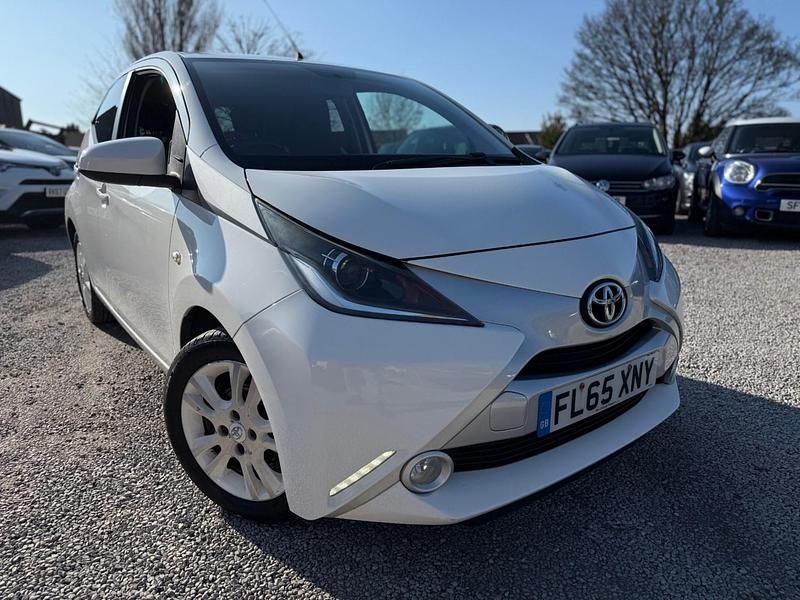 Used Toyota Aygo X-pure 69 HP (50 kW) 2015 White Hatchback