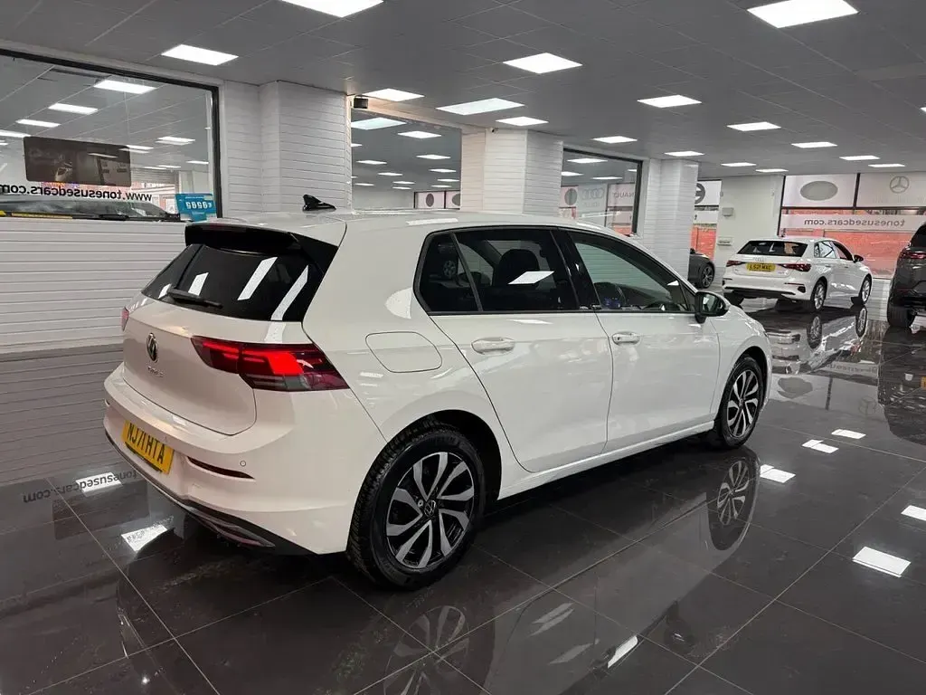 Used VW Golf VIII Active 130 HP (95 kW) 2021 White Hatchback