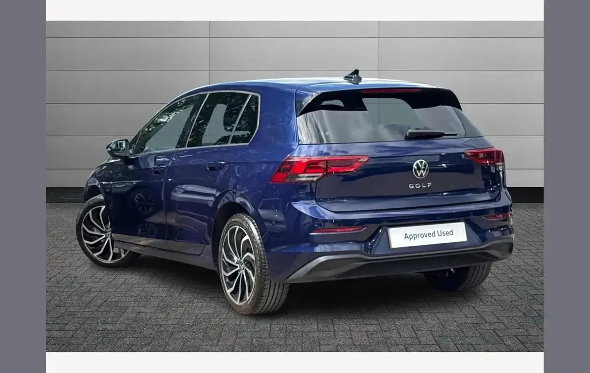 Used VW Golf VIII Life 147 HP (108 kW) 2021 Blue Hatchback