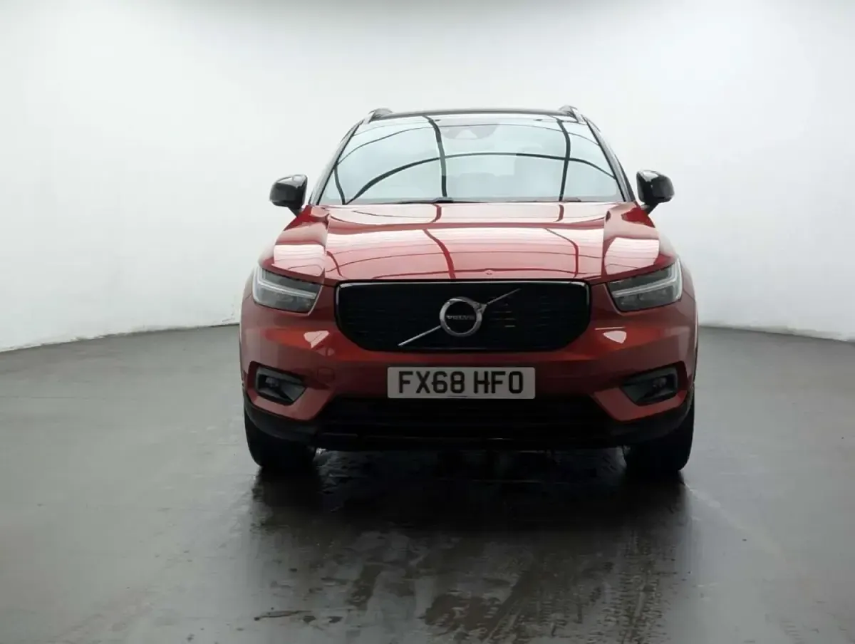 Begagnad Volvo XC40 R-Design 156 HK (114 kW) 2018 Röd SUV
