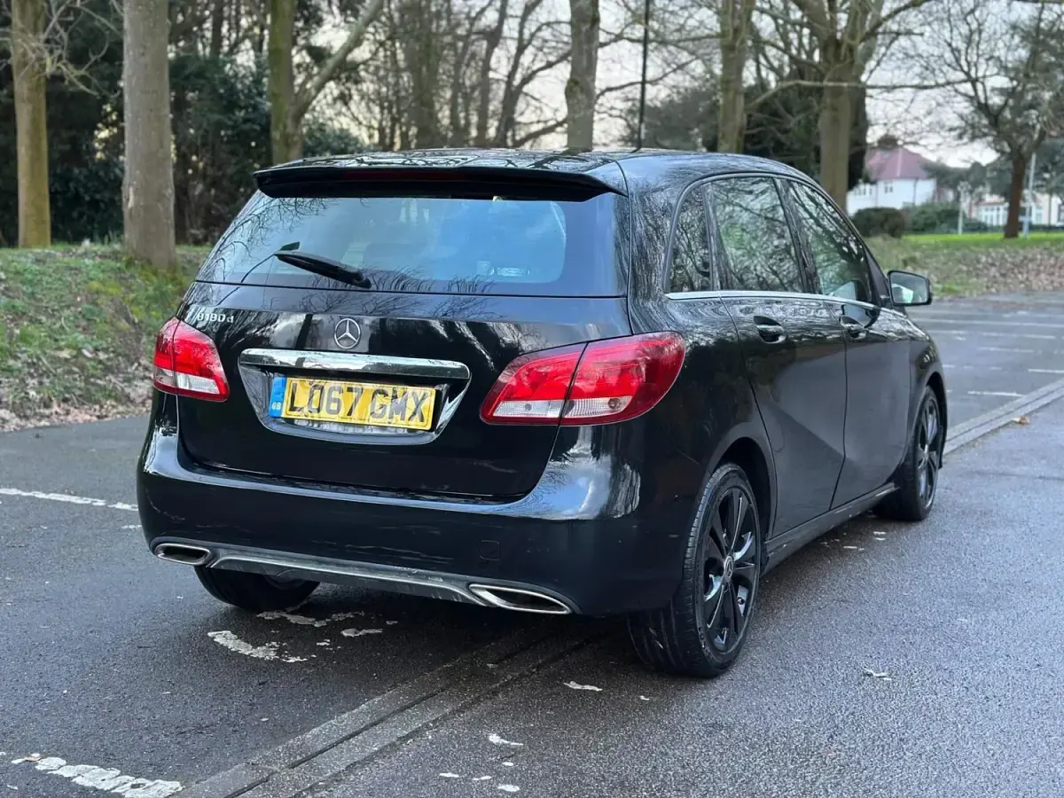 Usado Mercedes B180 109 HP (80 kW) 2017 Preto Monovolume