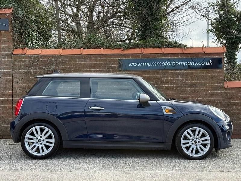 Usado Mini Cooper D Hatch 116 HP (85 kW) 2017 Azul Citadino