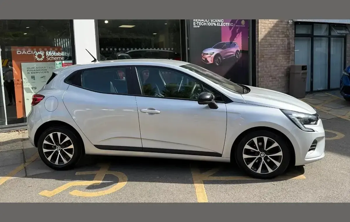 Used Renault Clio Evolution 90 HP (66 kW) 2023 Silver  Hatchback