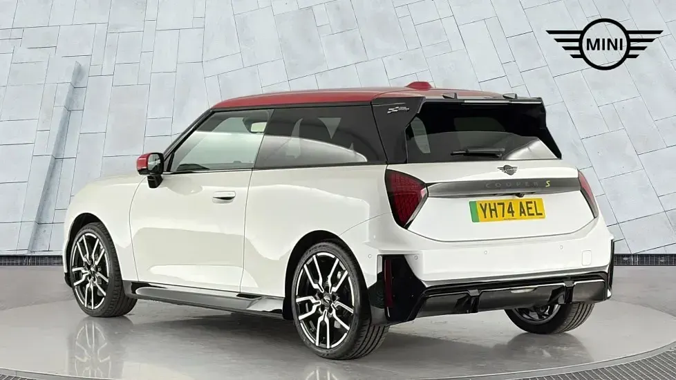 Used Mini Cooper SE Hatch 158 kW (215 HP) 2024 White Hatchback