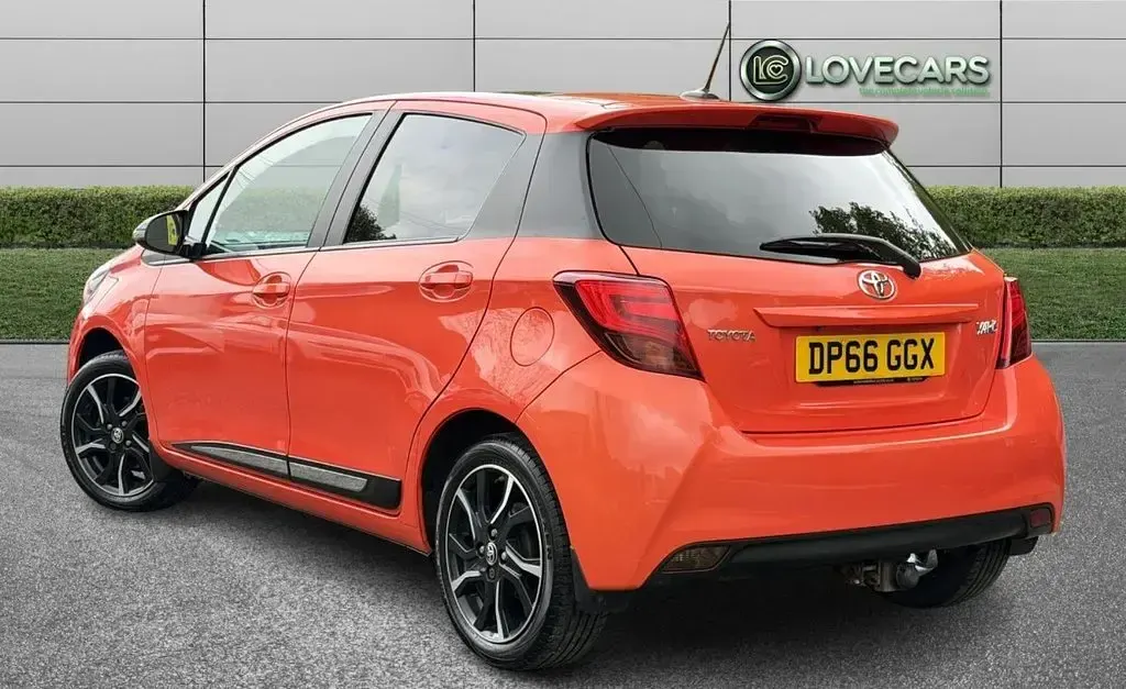 Begagnad Toyota Yaris Edition 99 HK (72 kW) 2016 Orange Halvkombi