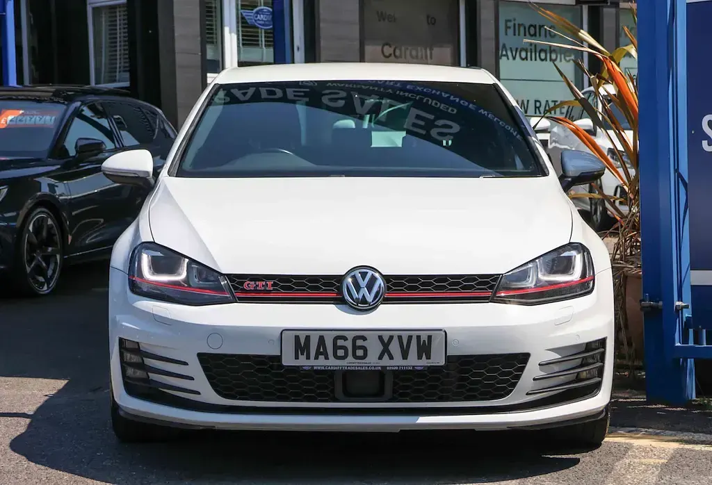Used VW Golf VII GTI 230 HP (169 kW) 2016 White Hatchback