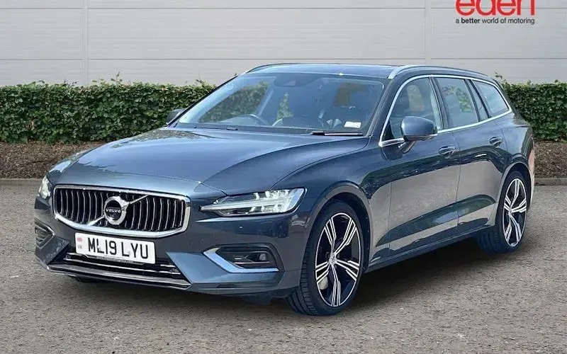 Used Volvo V60 Inscription 250 HP (183 kW) 2019 Blue Estate