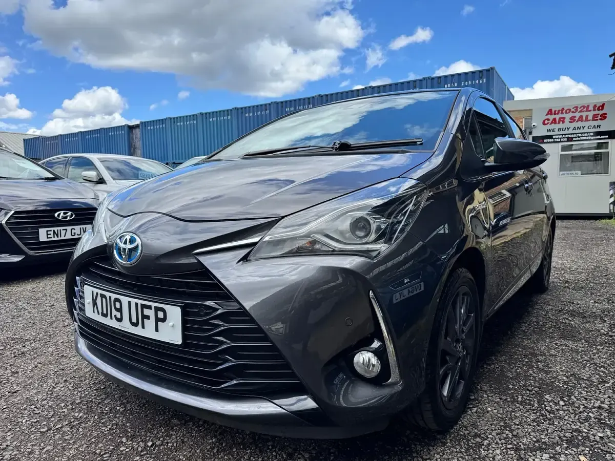 Used Toyota Yaris Hybrid 100 HP (73 kW) 2019 Grey Hatchback