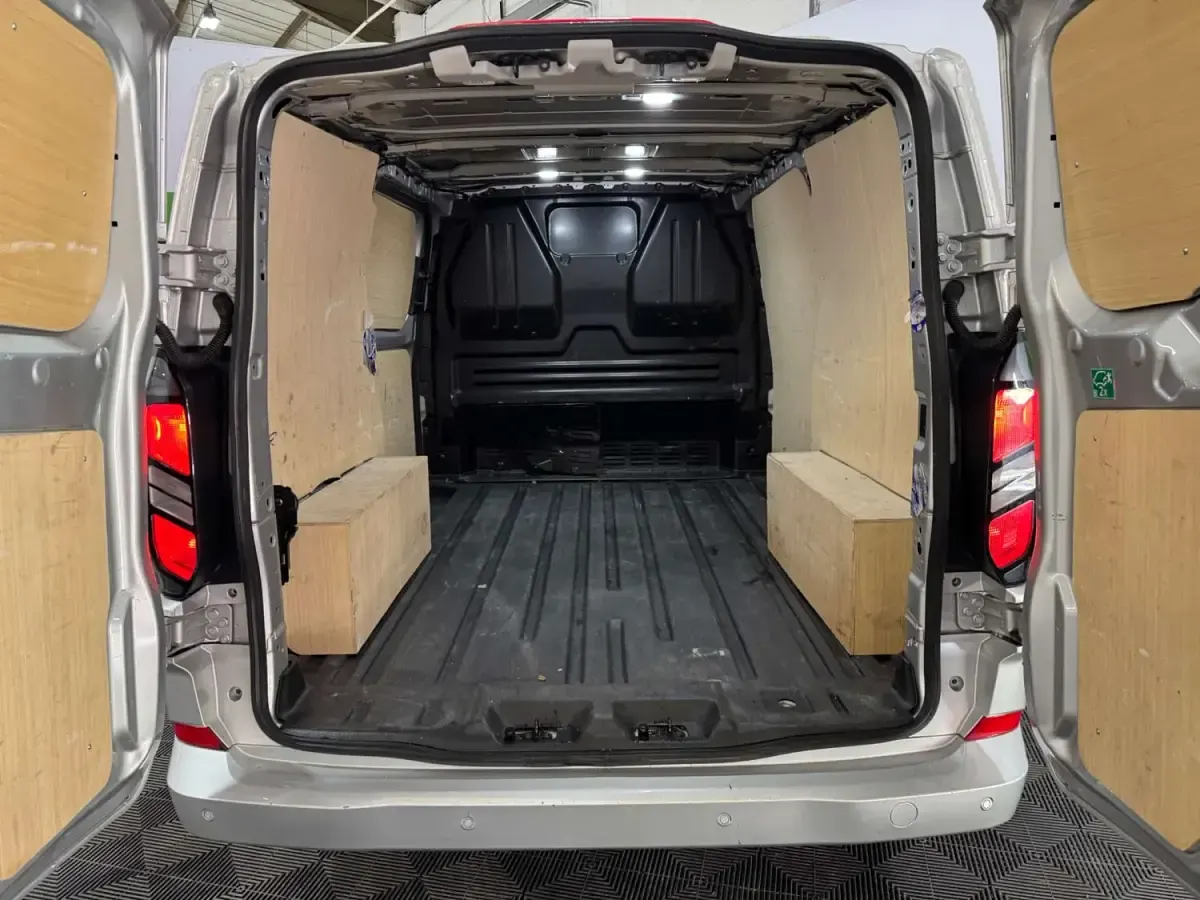 Second-hand Ford Transit Custom Limited 136 CP (100 kW) 2024 Argintiu Van