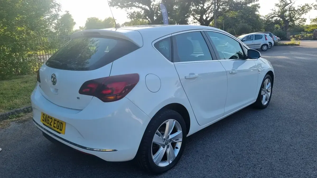 Used Vauxhall Astra SRi 115 HP (84 kW) 2012 White Hatchback