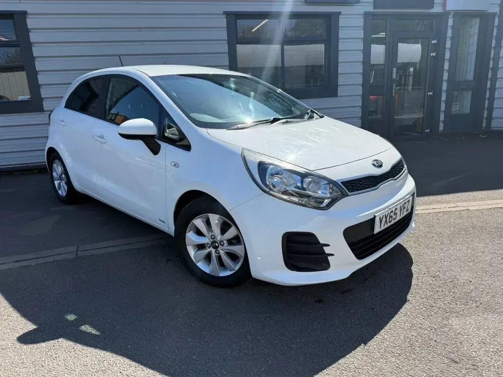 Begagnad Kia Rio 2015 Vit Halvkombi