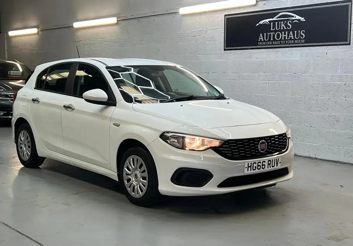 Used Fiat Tipo Easy 120 HP (88 kW) 2016 White Hatchback