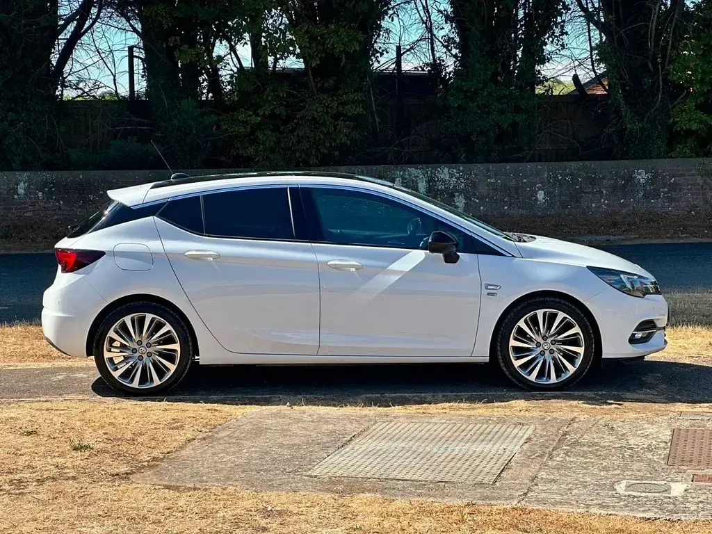 Used Vauxhall Astra Edition 145 HP (106 kW) 2021 White Hatchback