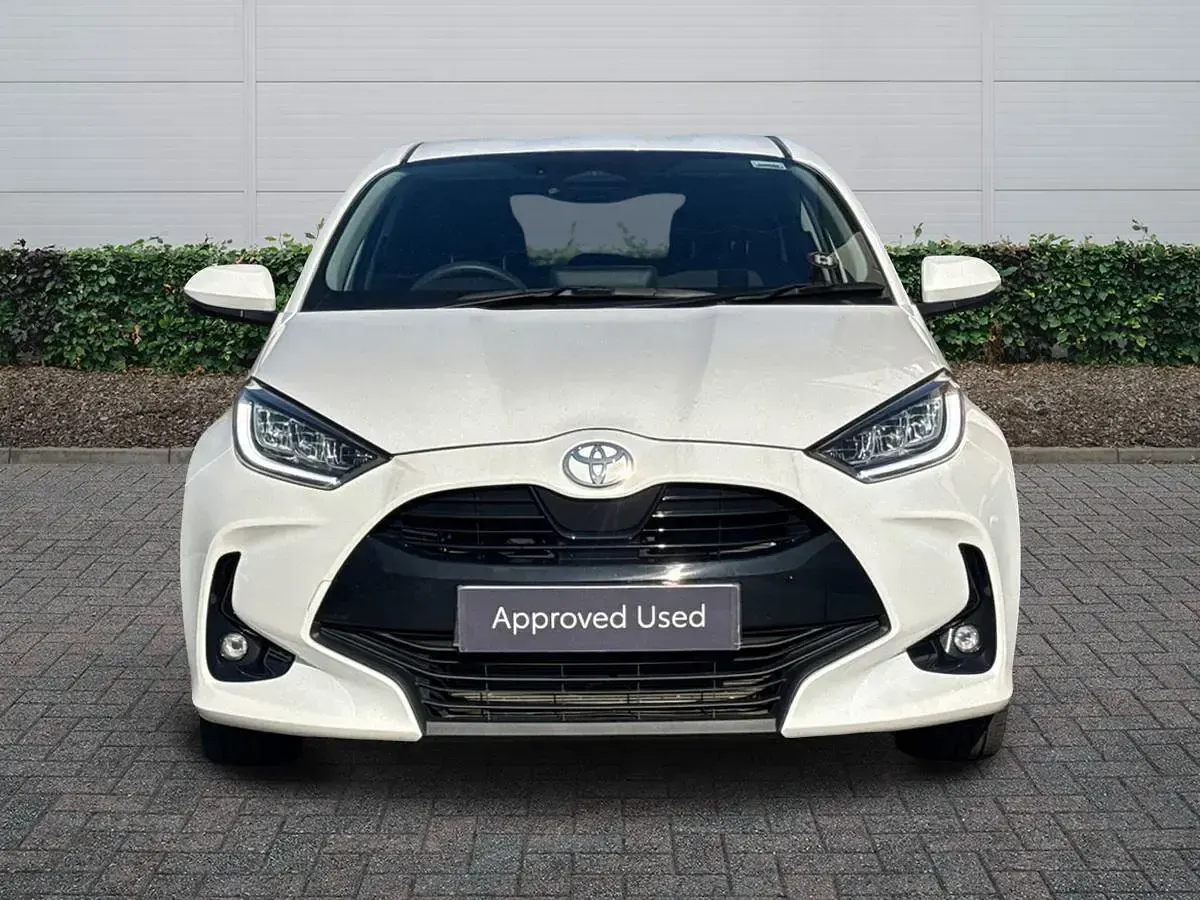 Used Toyota Yaris Design 116 HP (85 kW) 2024 White Hatchback