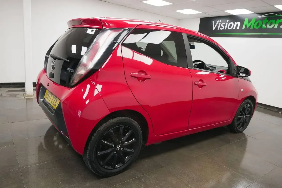 Used Toyota Aygo x-style 69 HP (50 kW) 2017 Red Hatchback