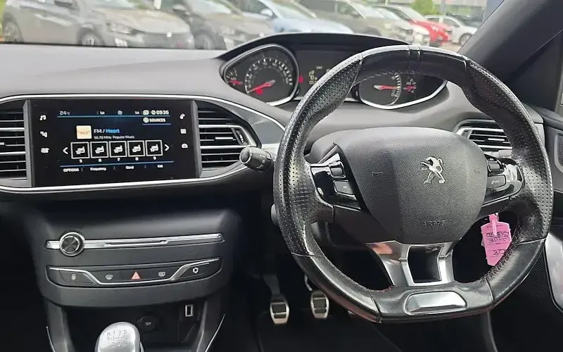 Used Peugeot 308 GT-line 131 HP (96 kW) 2018 White Hatchback