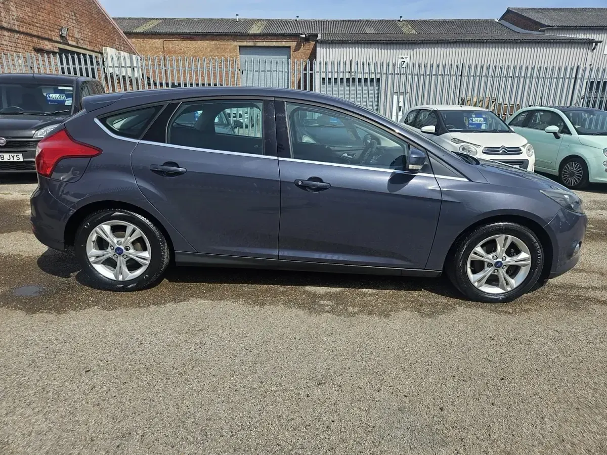Used Ford Focus Zetec 125 HP (91 kW) 2011 Grey Hatchback