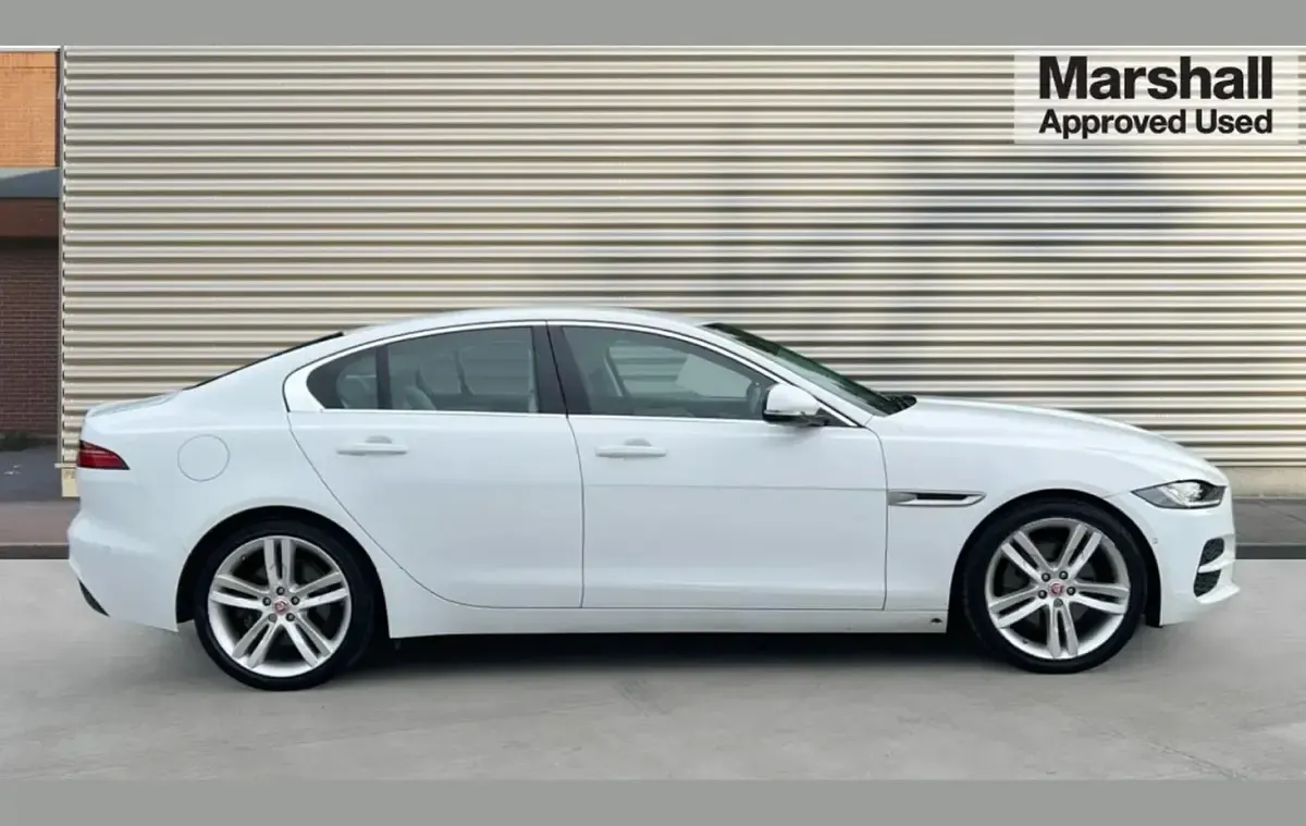 Used Jaguar XE 180 HP (132 kW) 2019 White Sedan