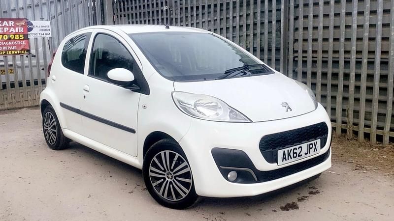 Used Peugeot 107 Active 68 HP (50 kW) 2012 White Hatchback