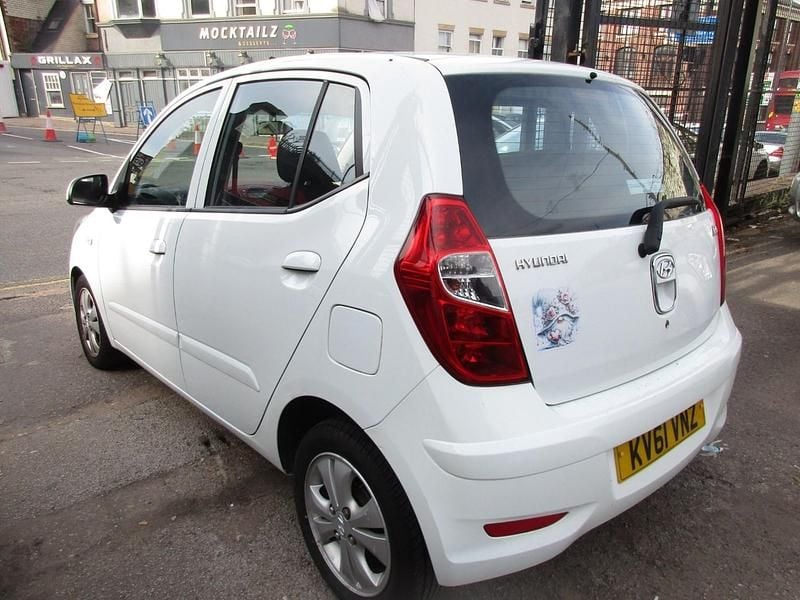 Used Hyundai i10 Active 85 HP (62 kW) 2011 White Hatchback