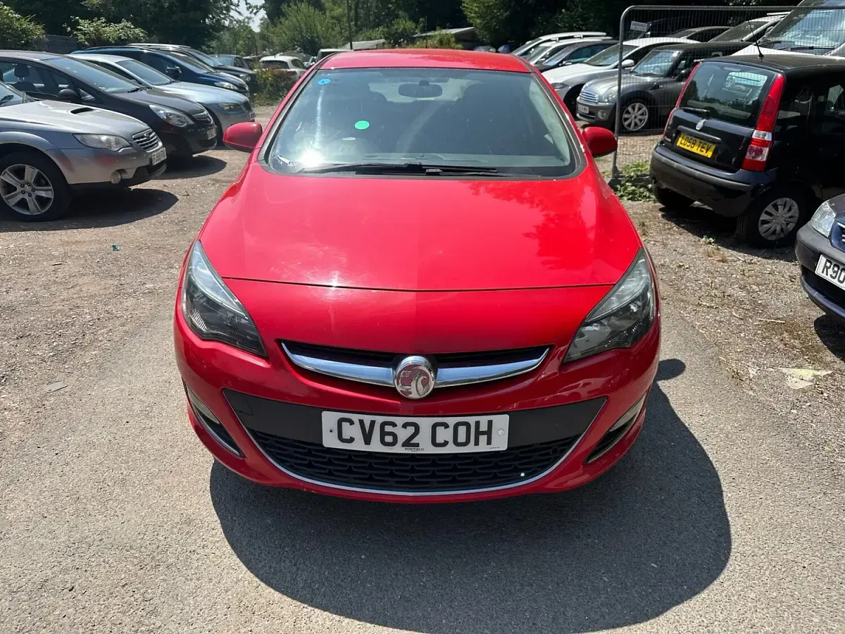 Used Vauxhall Astra SRi 140 HP (102 kW) 2013 Red Hatchback