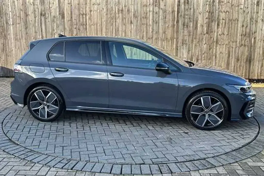 Second-hand VW Golf VIII Black Edition 150 CP (110 kW) 2025 Gri Hatchback