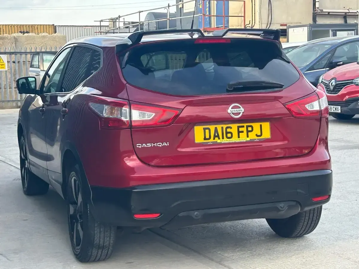 Used Nissan Qashqai N-Connecta 115 HP (84 kW) 2016 Red SUV
