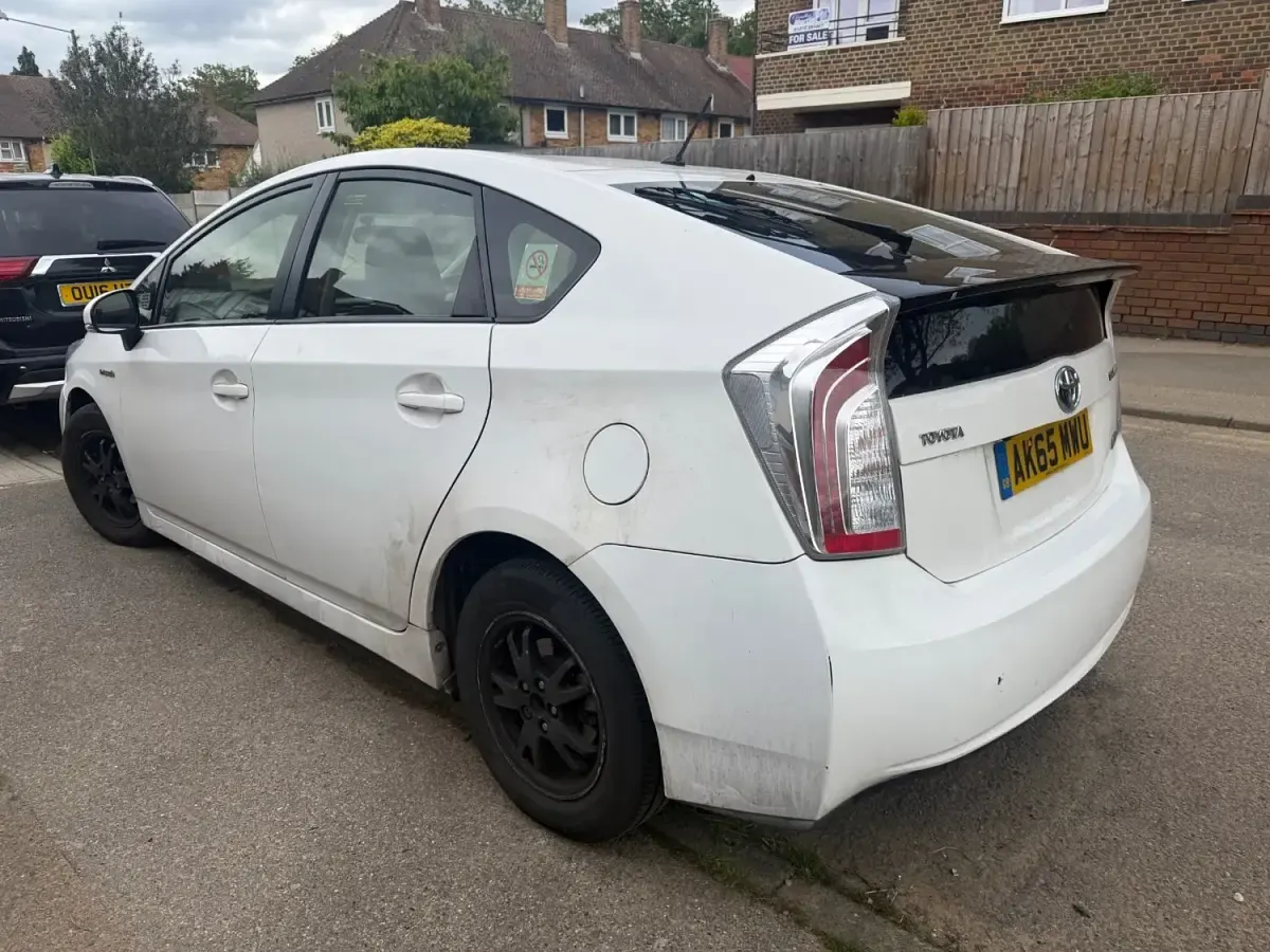 Used Toyota Prius T3 2015 White Hatchback