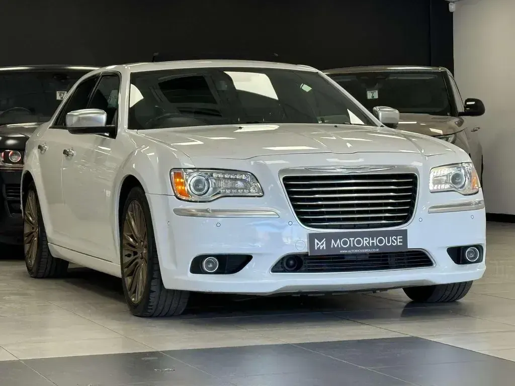 Used Chrysler 300C Executive 236 HP (173 kW) 2013 White Sedan