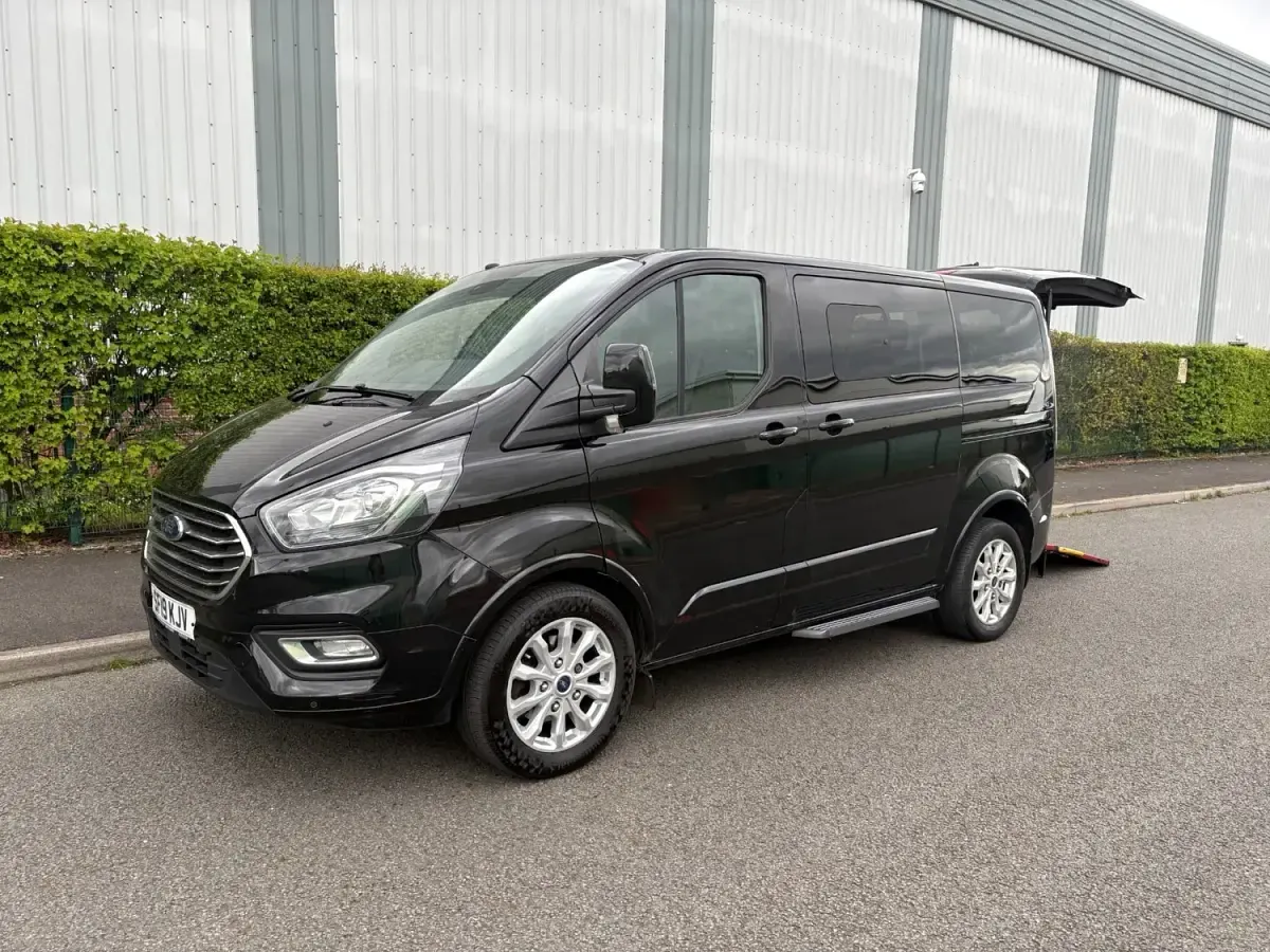 Usado Ford Tourneo 2019 Preto Monovolume