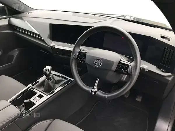 Second-hand Vauxhall Astra S 130 CP (95 kW) 2025 Negru Hatchback